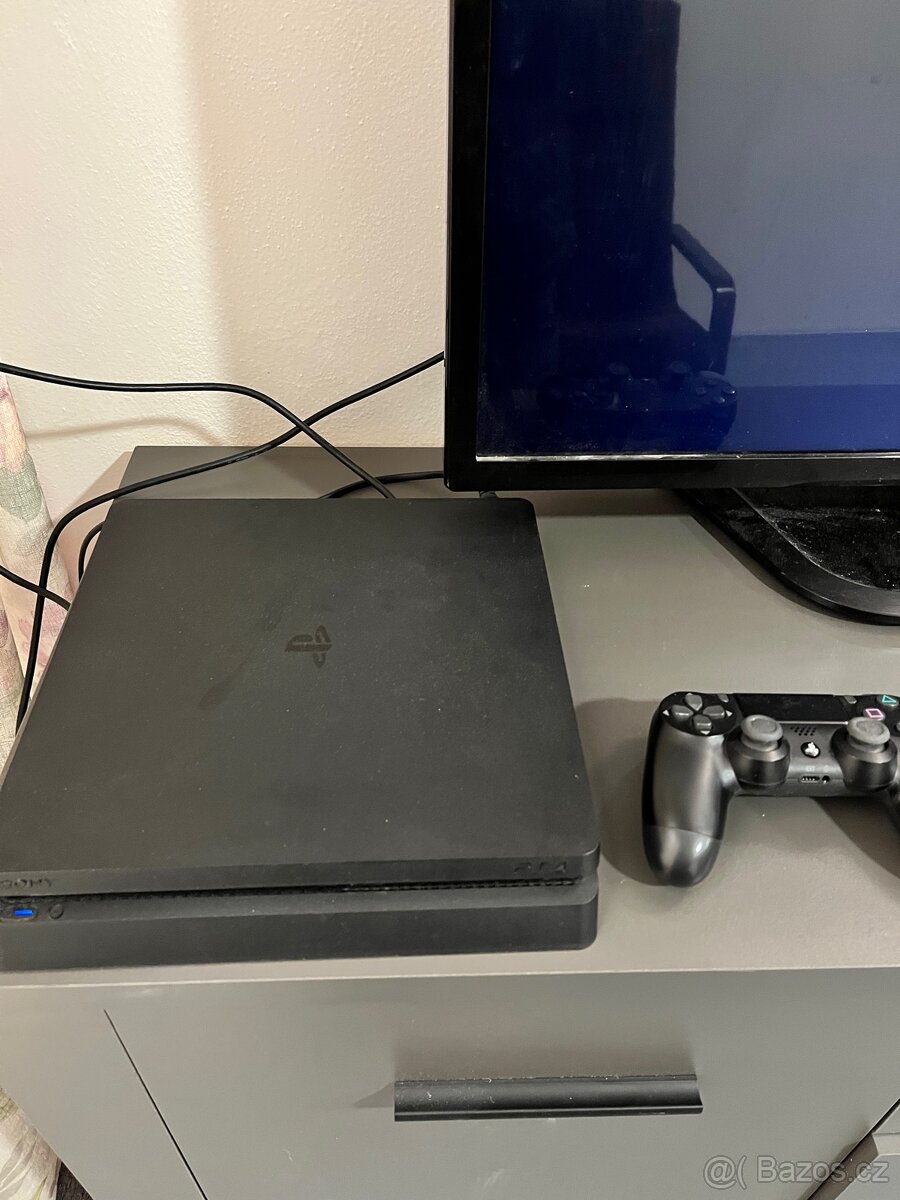 PlayStation 4 slim - 2