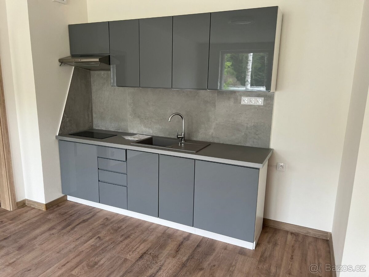 Vzorková kuchyňská linka - sestava bezúchytková Aspen - 2