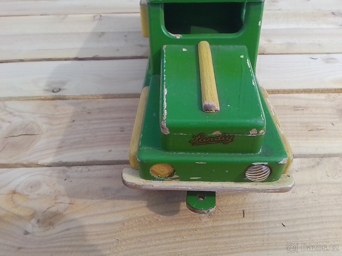 Starý Dřevěný Náklaďák - 2