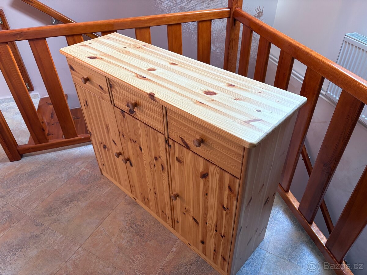 Dřevěná komoda - 2