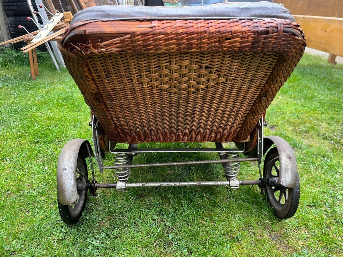 Starožitný proutěný dětský kočárek – vintage - 2