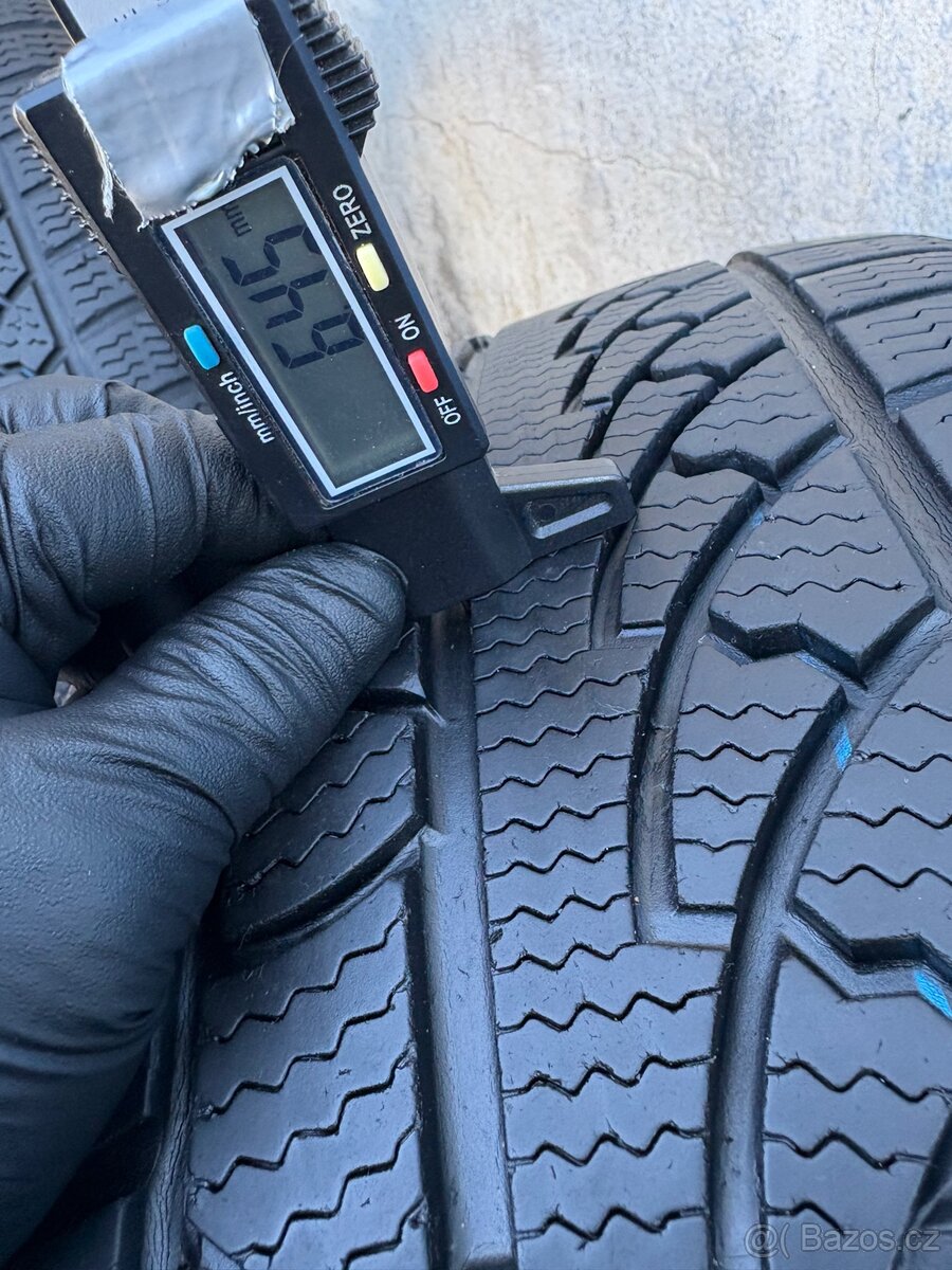 Prodám zimní pneu 235 /50/19 - 2