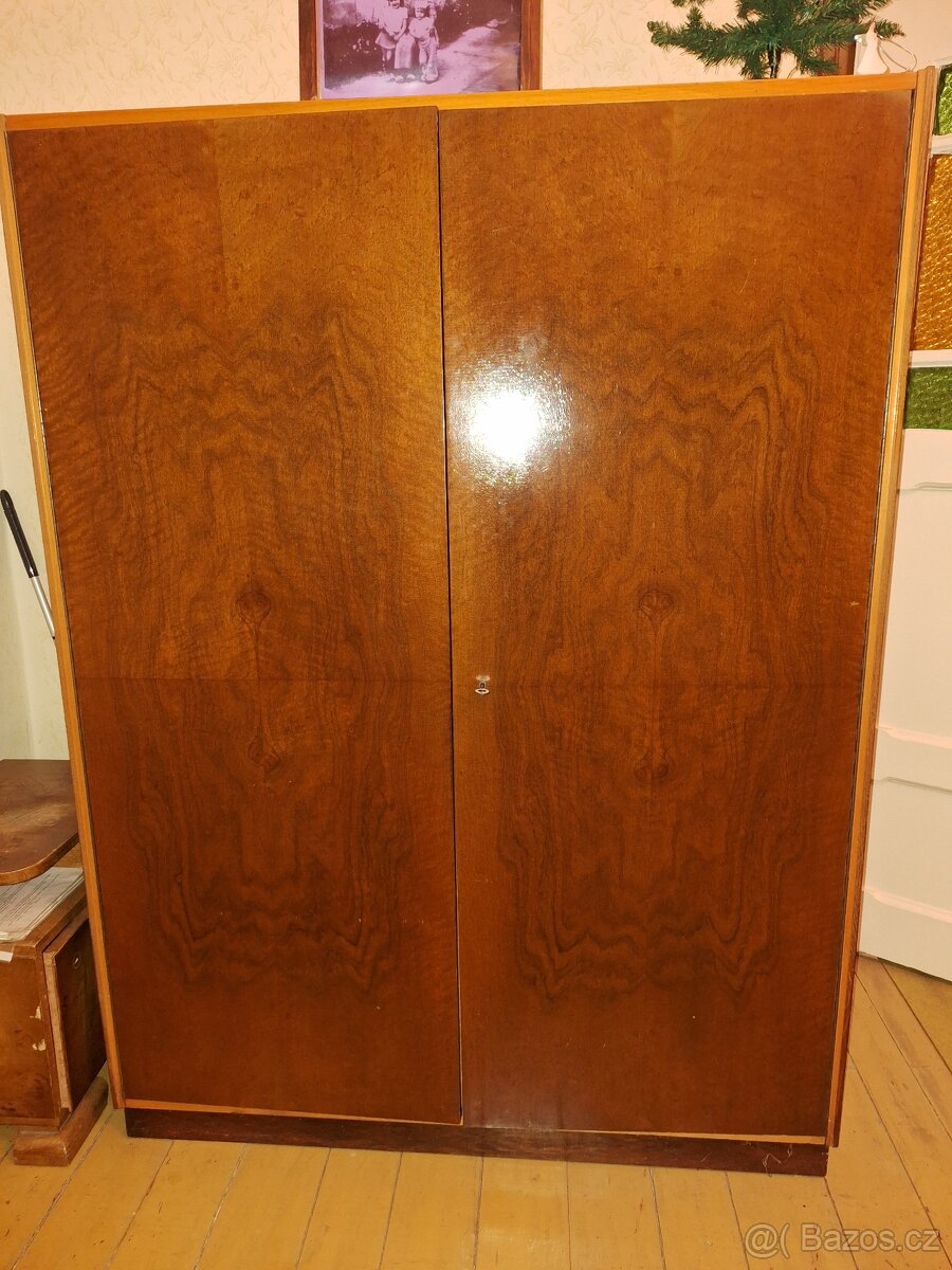 Šatní skříň, 50. léta - 2