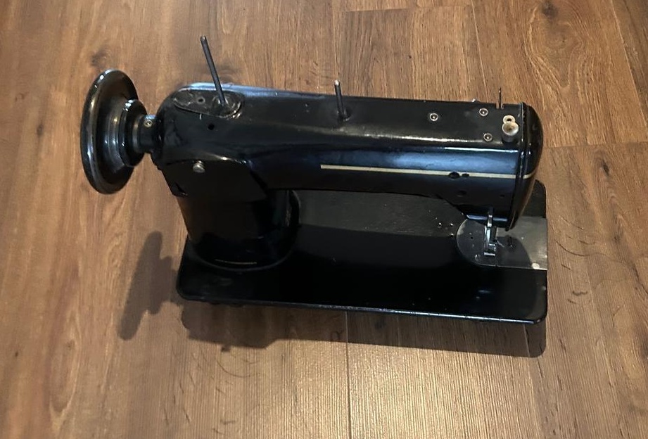 2ks šicích strojů. 1x kožešnický a 1x klasický - 2
