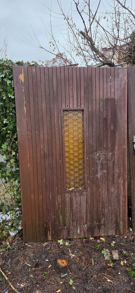 Stará dvoukřídla vrata do garáže z masivu - 2