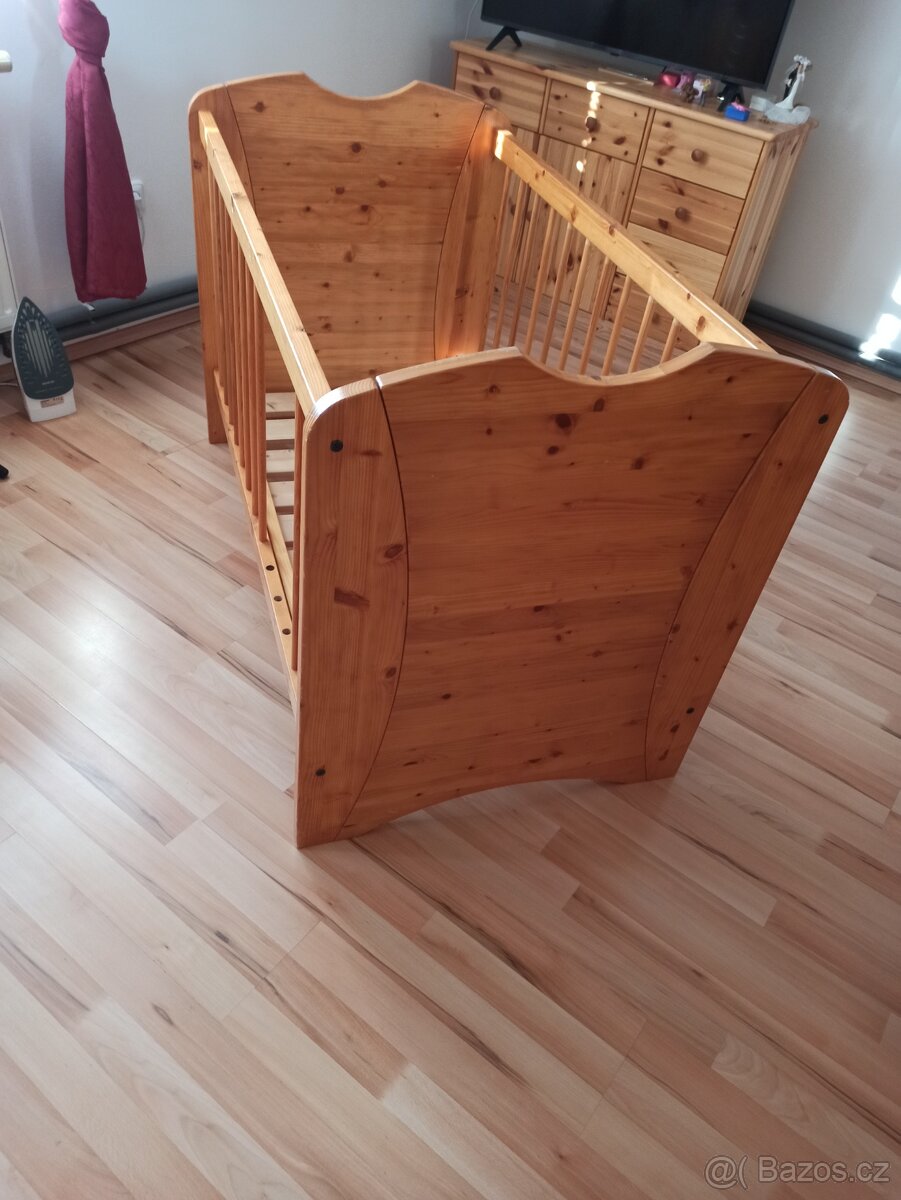 Dětská dřevěná postýlka. - 2
