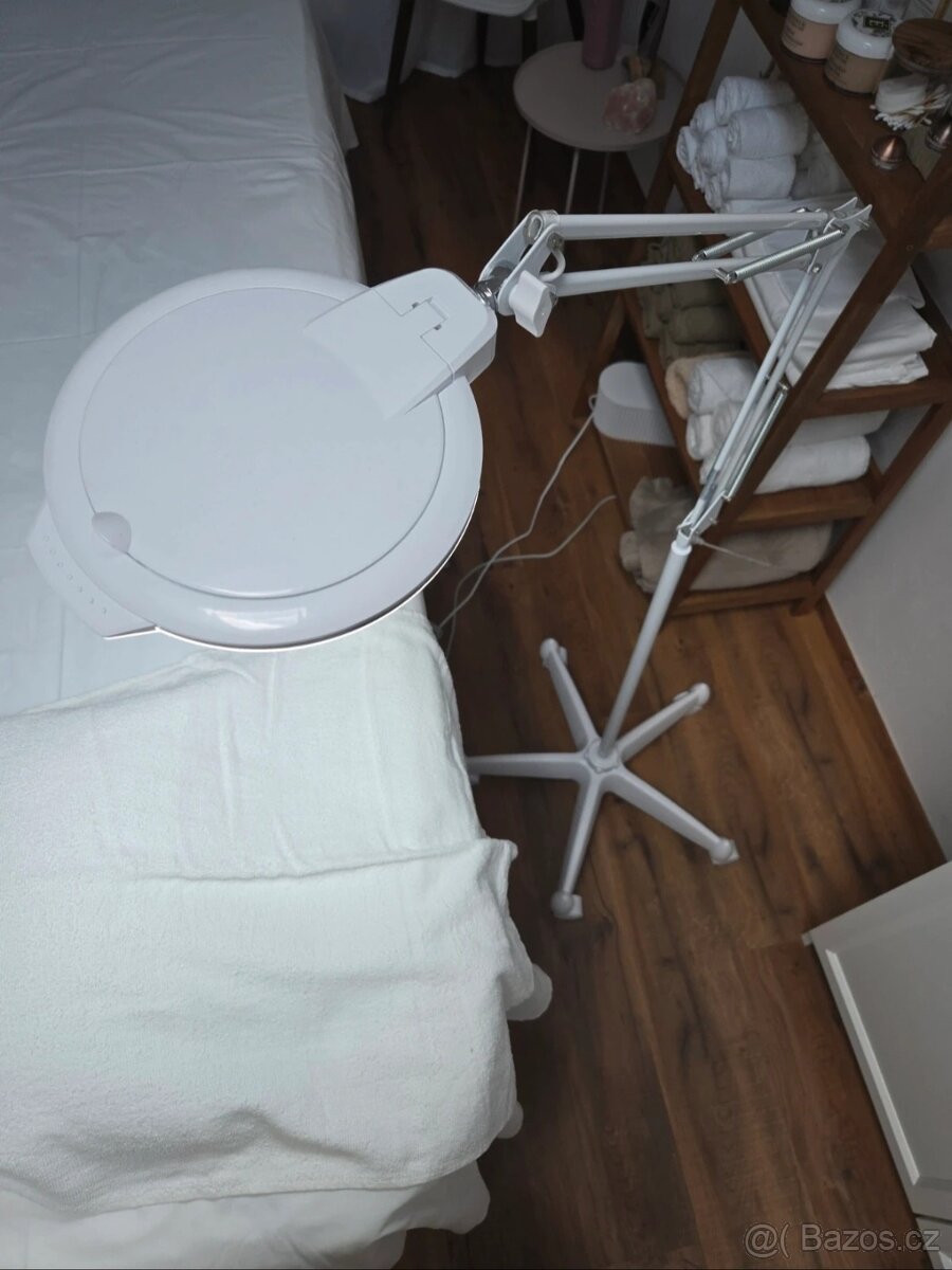 Bílá kosmetická lampa s lupou - 2