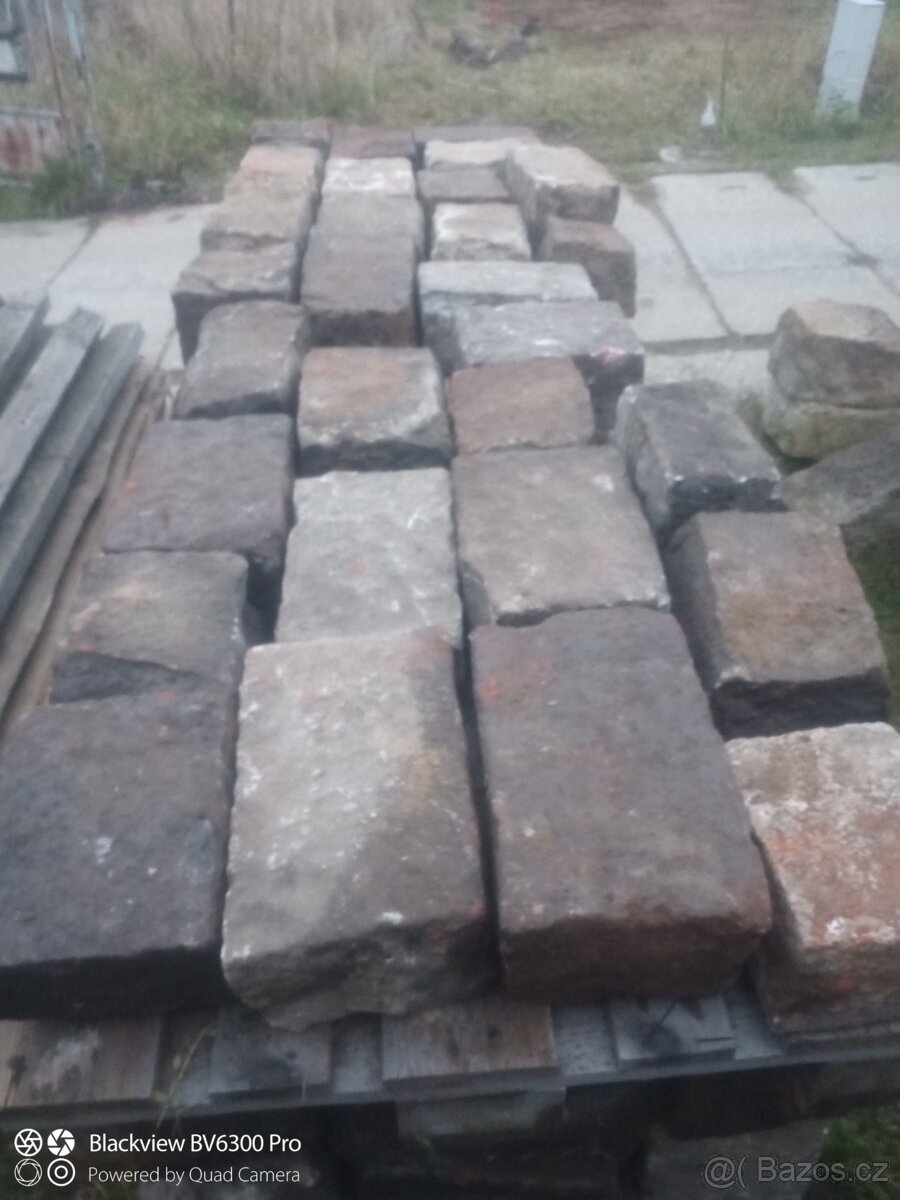 Staré dlažební kostky velké. - 2