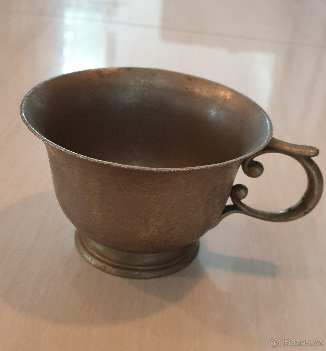 Starožitný kovový šálek - 2
