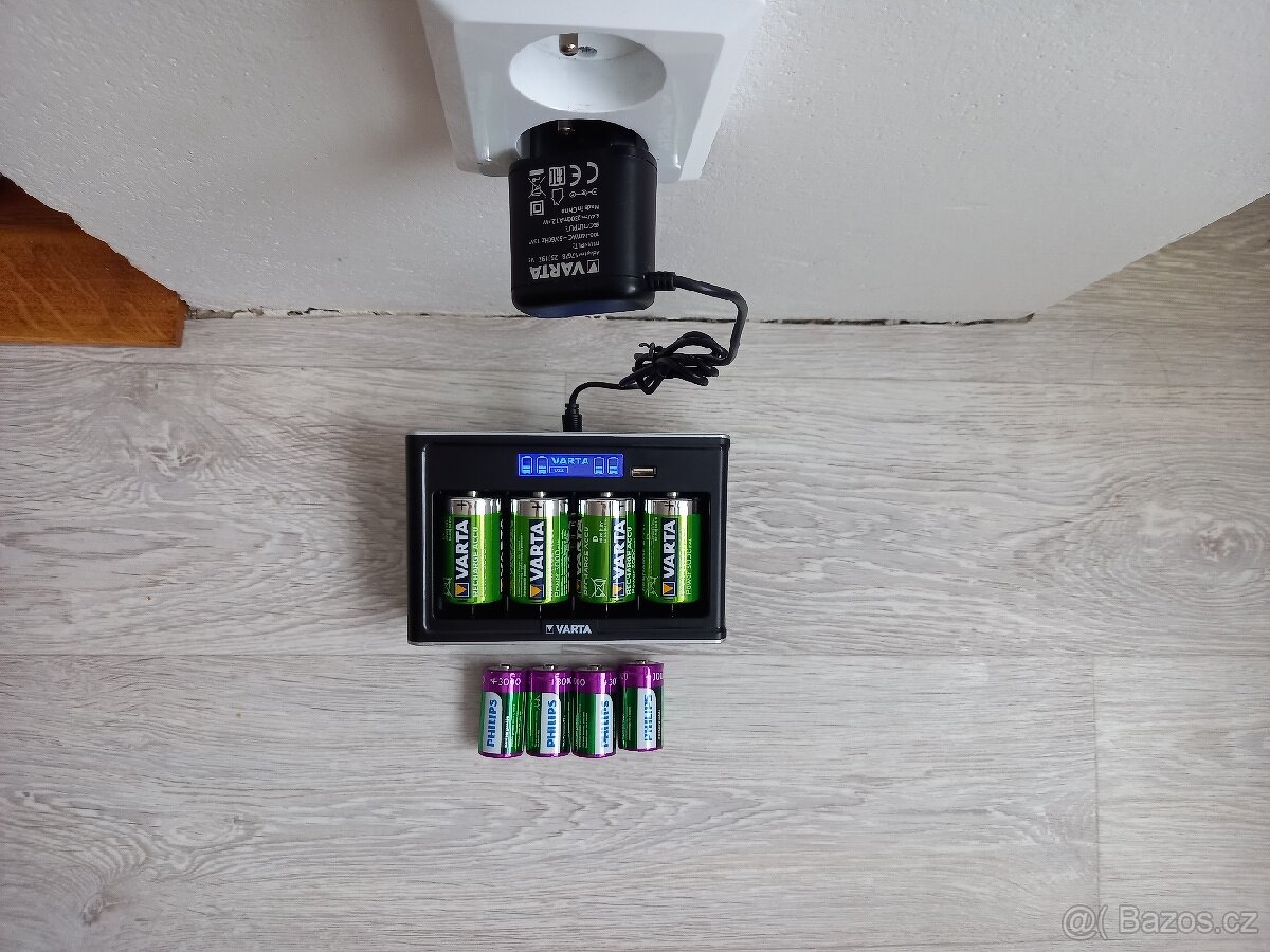 Nabíječka baterií Varta - 2