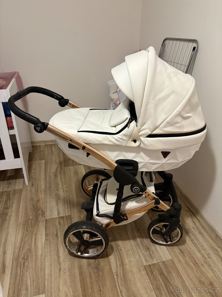 Kočárek Junama - 2