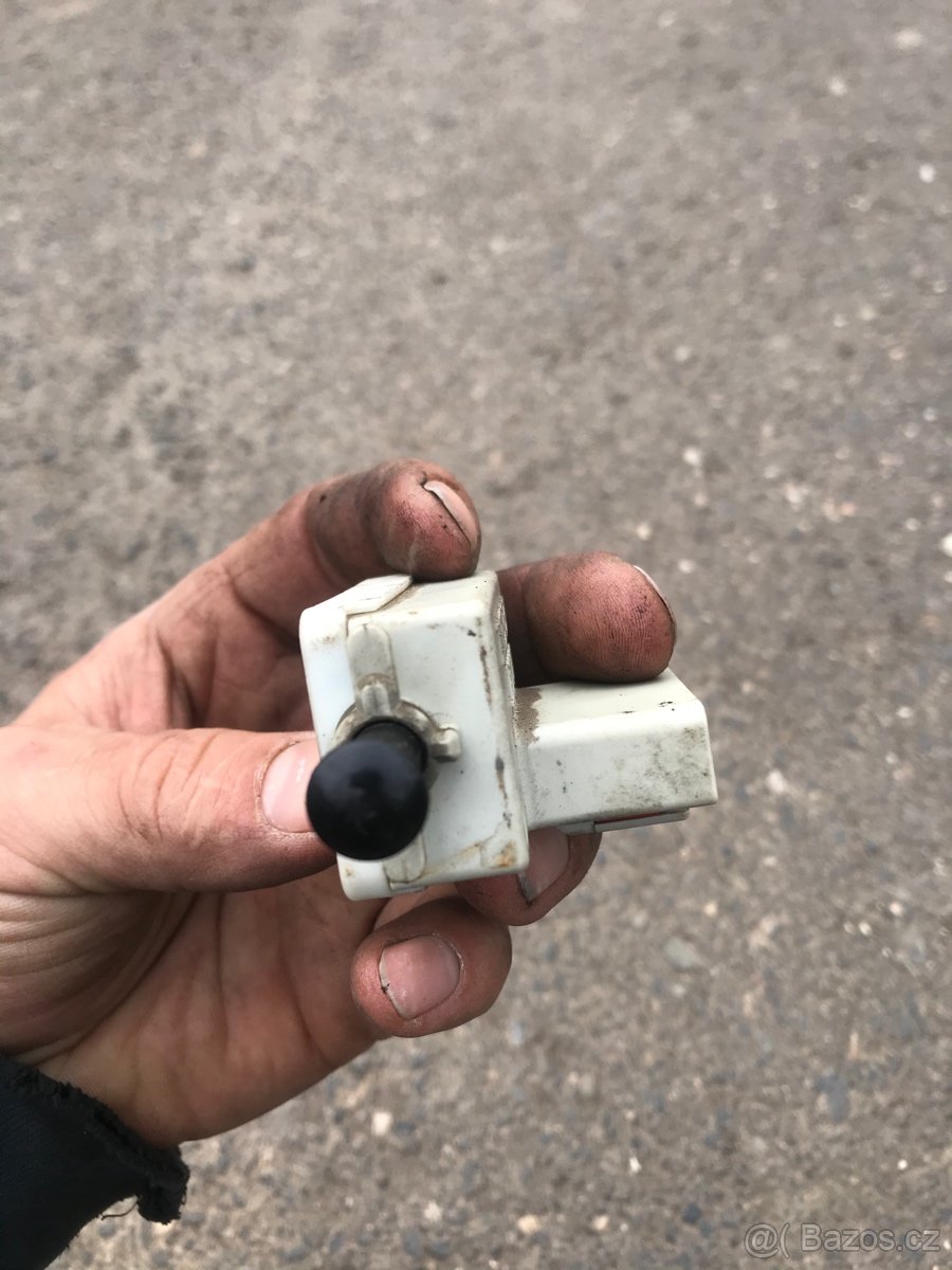 chrysler voyager IV brzdový spínač - 2