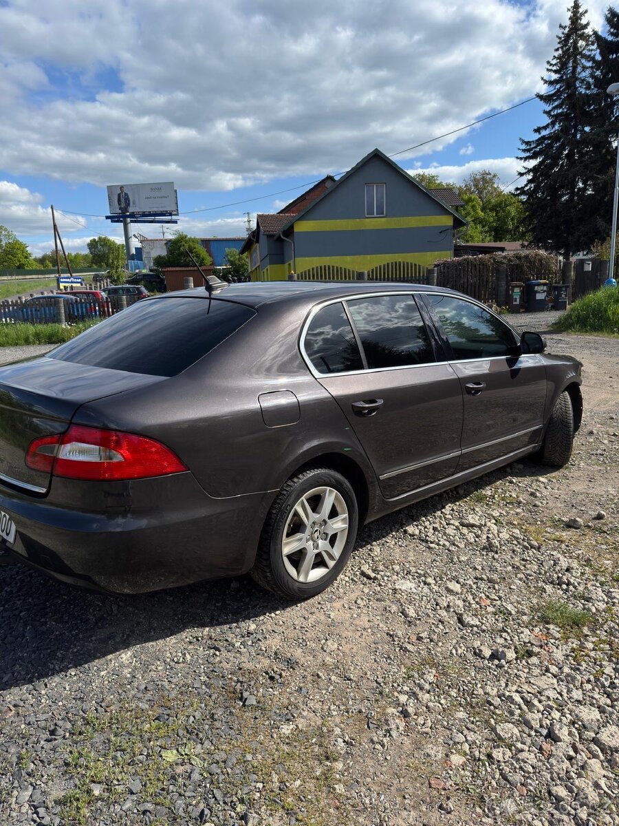 Prodám Škodu Superb II 2.0 TDI CR DSG – bohatá výbava - 2