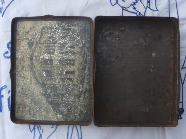 PLECHOVÁ KRABIČKA asi od cigaret nebo doutníků, stav viz fot - 2