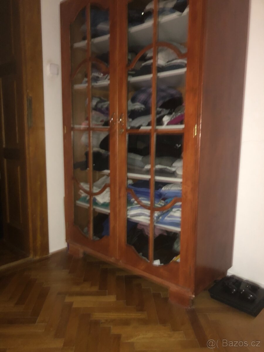 Masivní prosklená skříň / vitrína – 2 ks, identické - 2