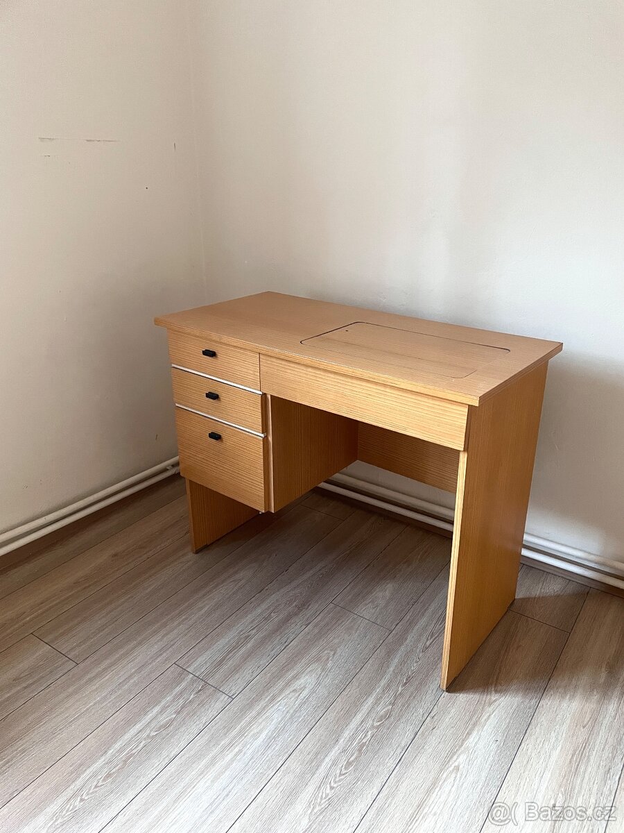 Stůl s šicím strojem - 2