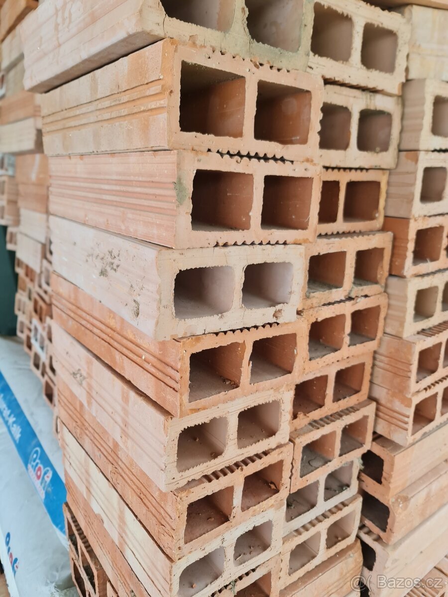 Duté cihly cca 1200ks - 2