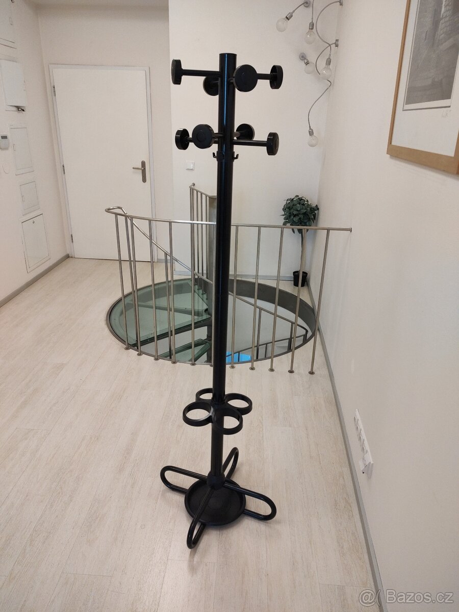 Kovový stojanový věšák - 2