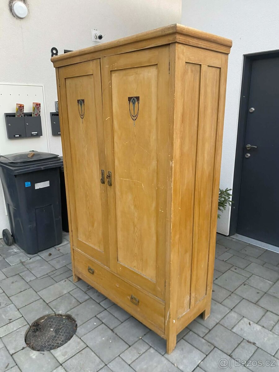 Starožitná skříň s interzií - 2