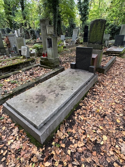 Přenechání nájmu a prodej hrobového zařízení - 2