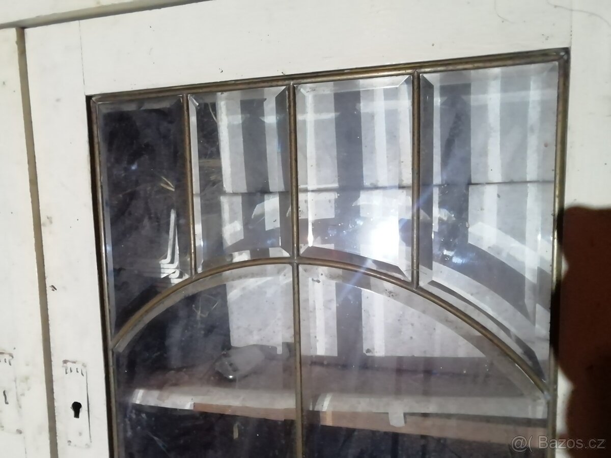 Starý kredenc, prosklený - 2