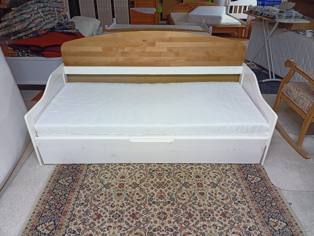 Prodám hezkou postel s výsuvným lůžkem za masivu 90 x 200 cm - 2
