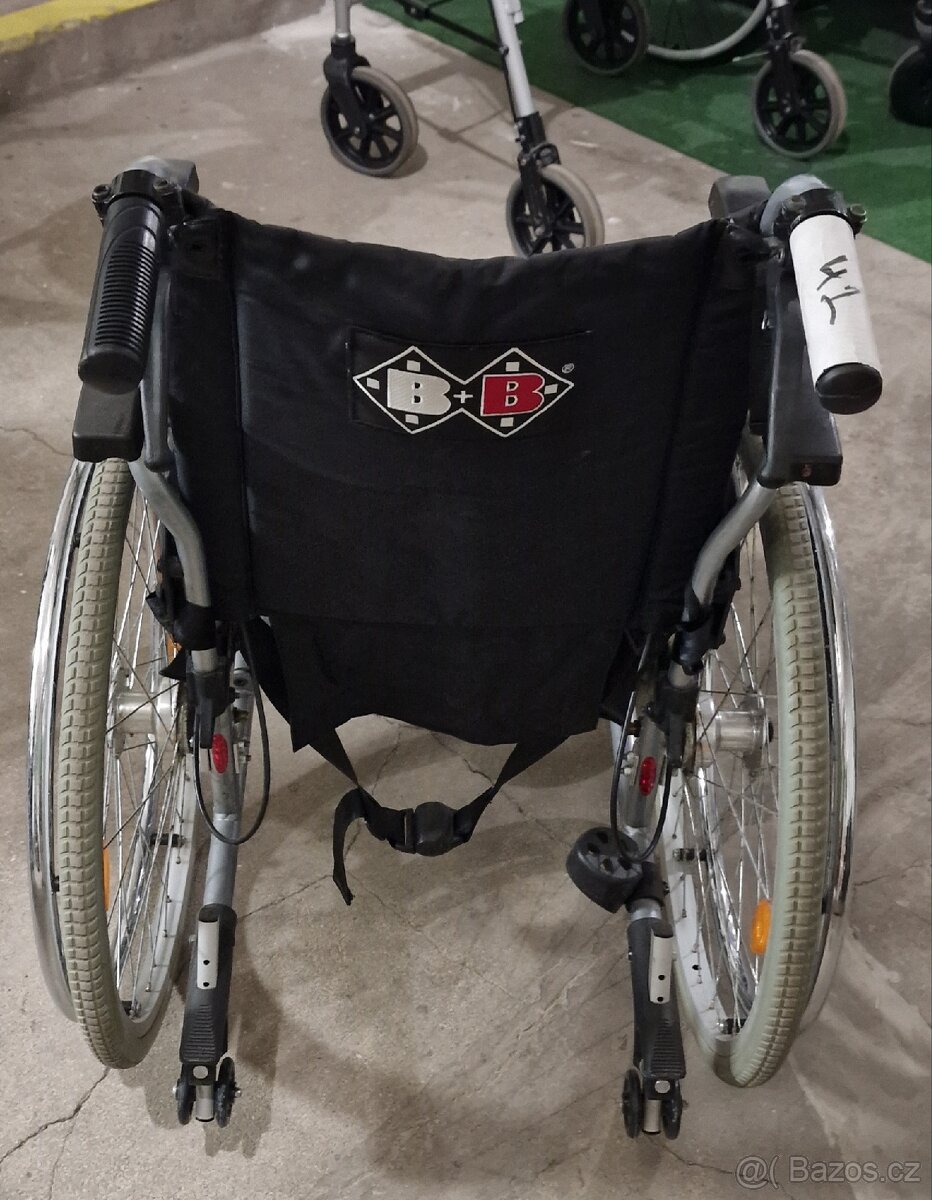 Mechanický invalidní vozík bez podnožek - 2