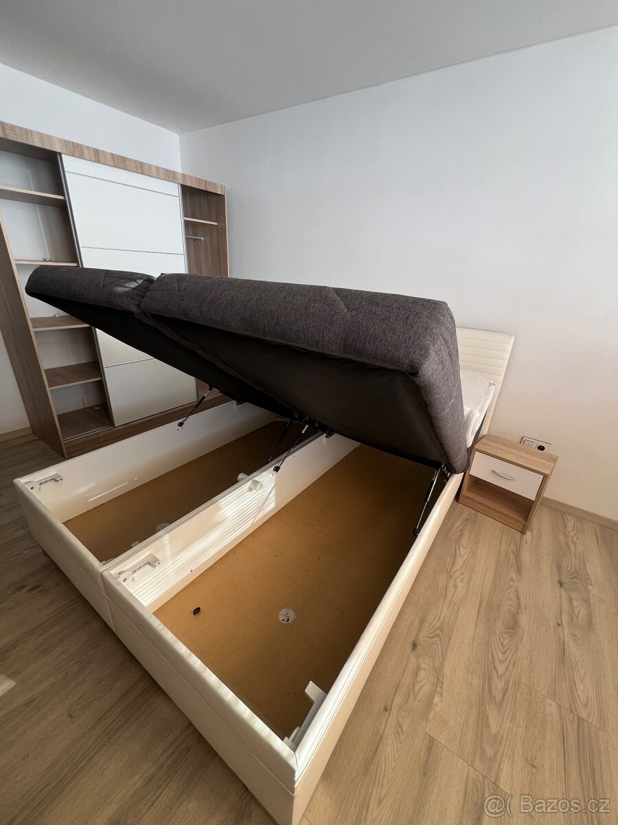 Čalouněná bílá postel - 2