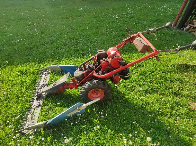 lištová sekačka MF 70 , pluh za traktor a výfuk na seno - 2