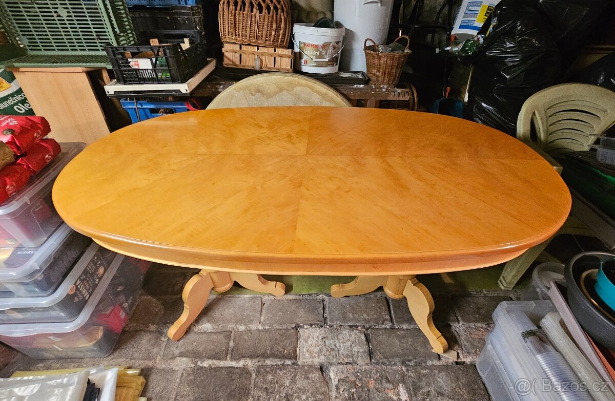 Dřevěný oválný jídelní stůl z masivu - 2