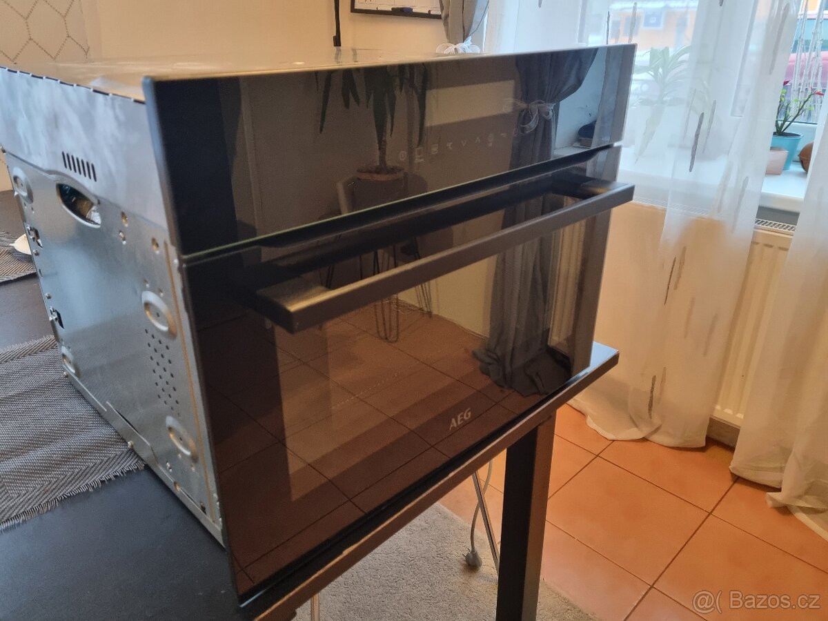 Vestavěná trouba AEG model KMR721000B - 2