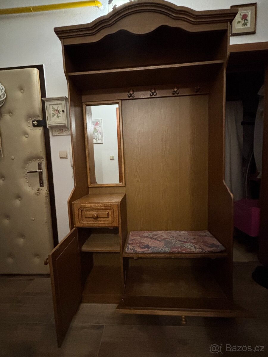 Masivní předsíňová stěna - 2