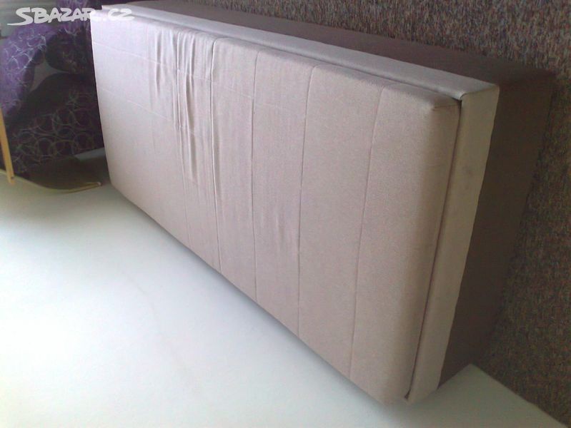 Hnědá čalouněná postel s úložným prostorem
- 2