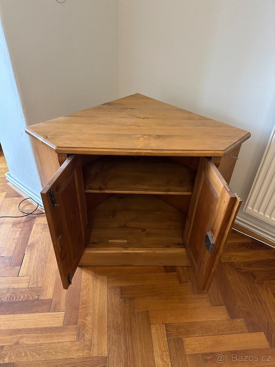 Masivní rohová skříňka - 2