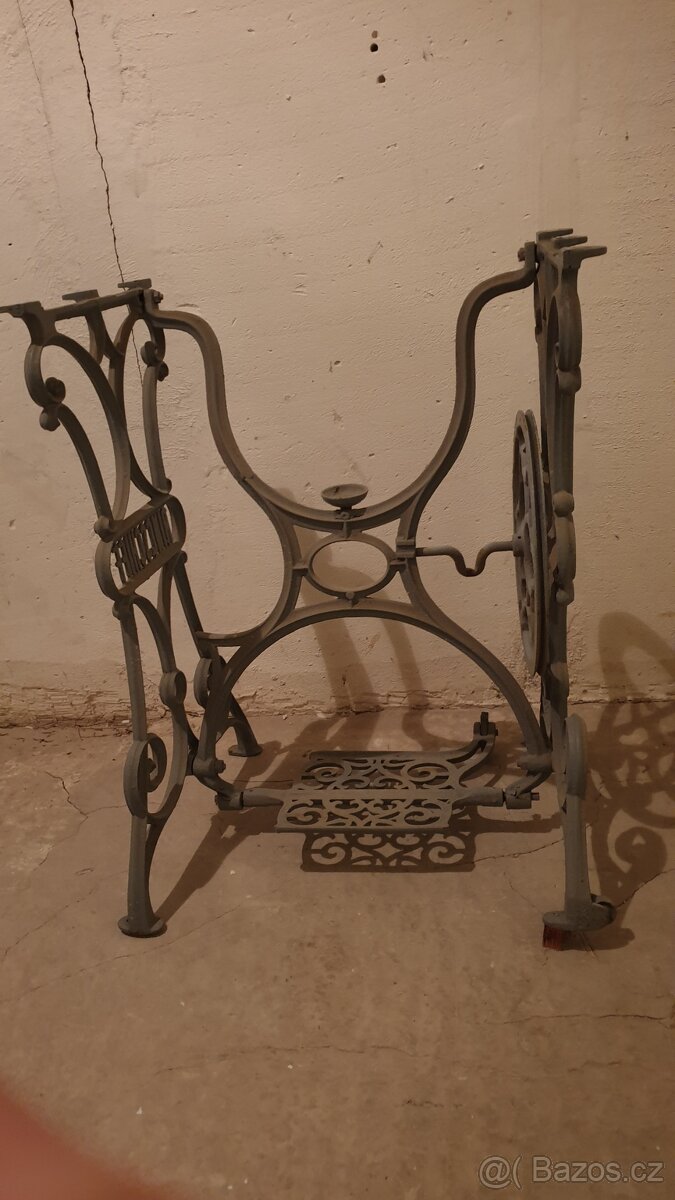 Retro stolek ze starého šicího stroje - 2