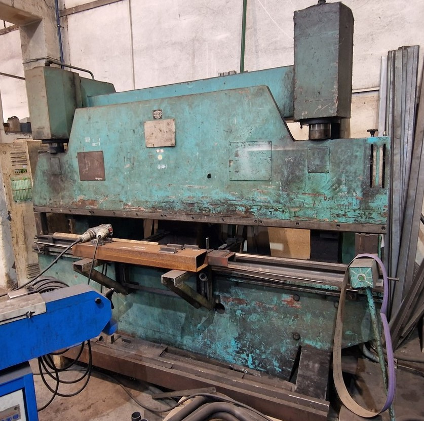 Hydraulický ohraňovací lis LE 100/3000 - 2