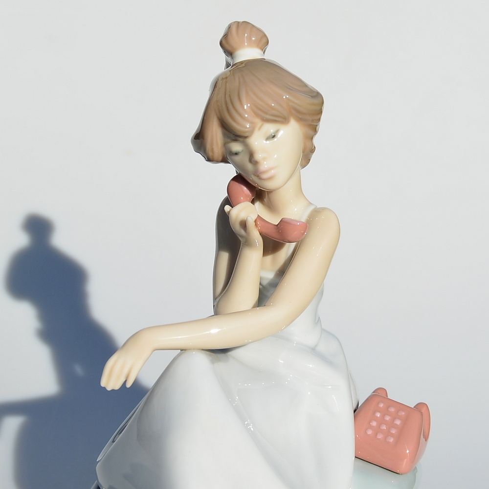 LLadró porcelánová soška - Dívka s telefonem a psem - 2