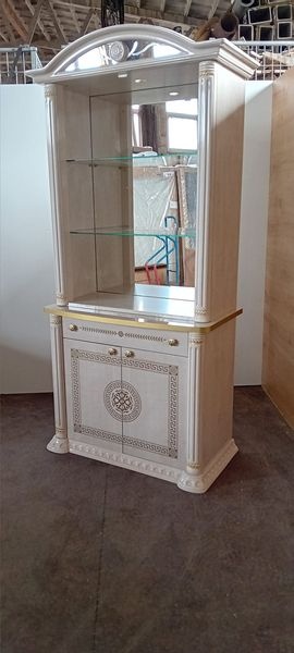 Prodám vitrínu bílo zlaté barvy - 2