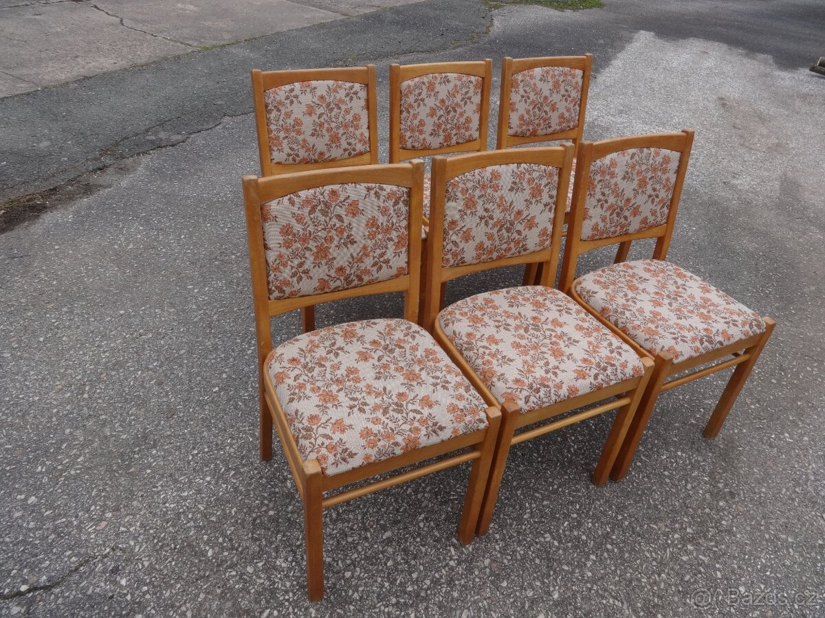 Dřevěná čalouněná židle.TON - 2