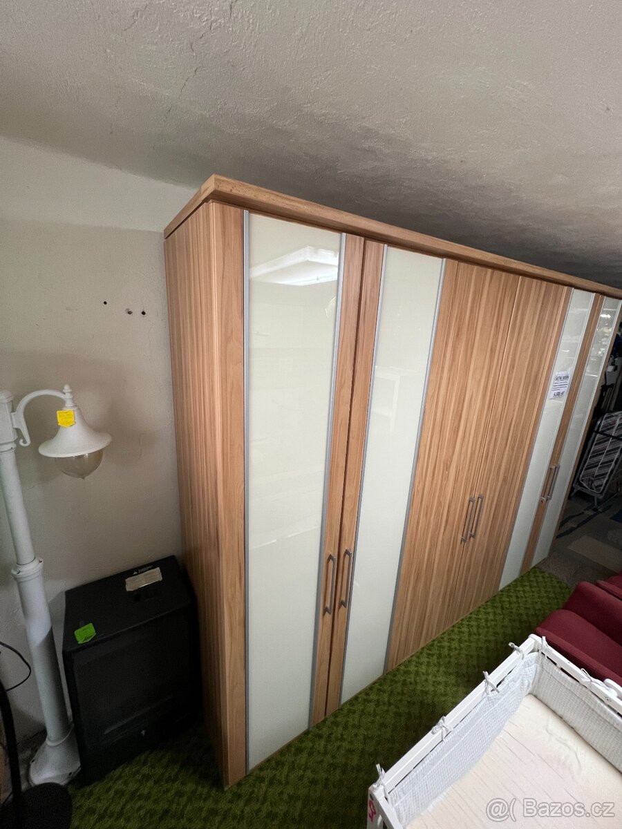 ŠATNÍ SKŘÍŇ 300 cm - 2