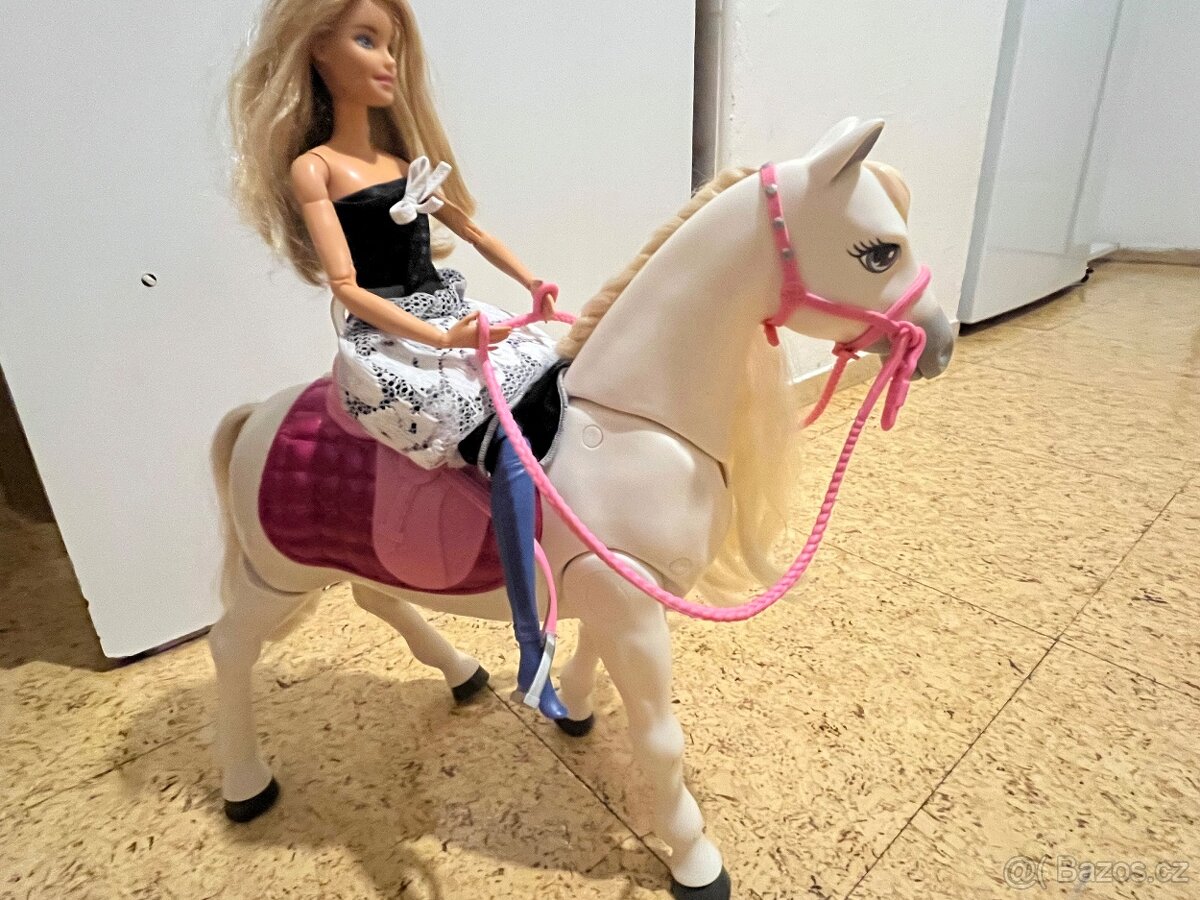 Interaktivní kůň Barbie od Mattela - 2