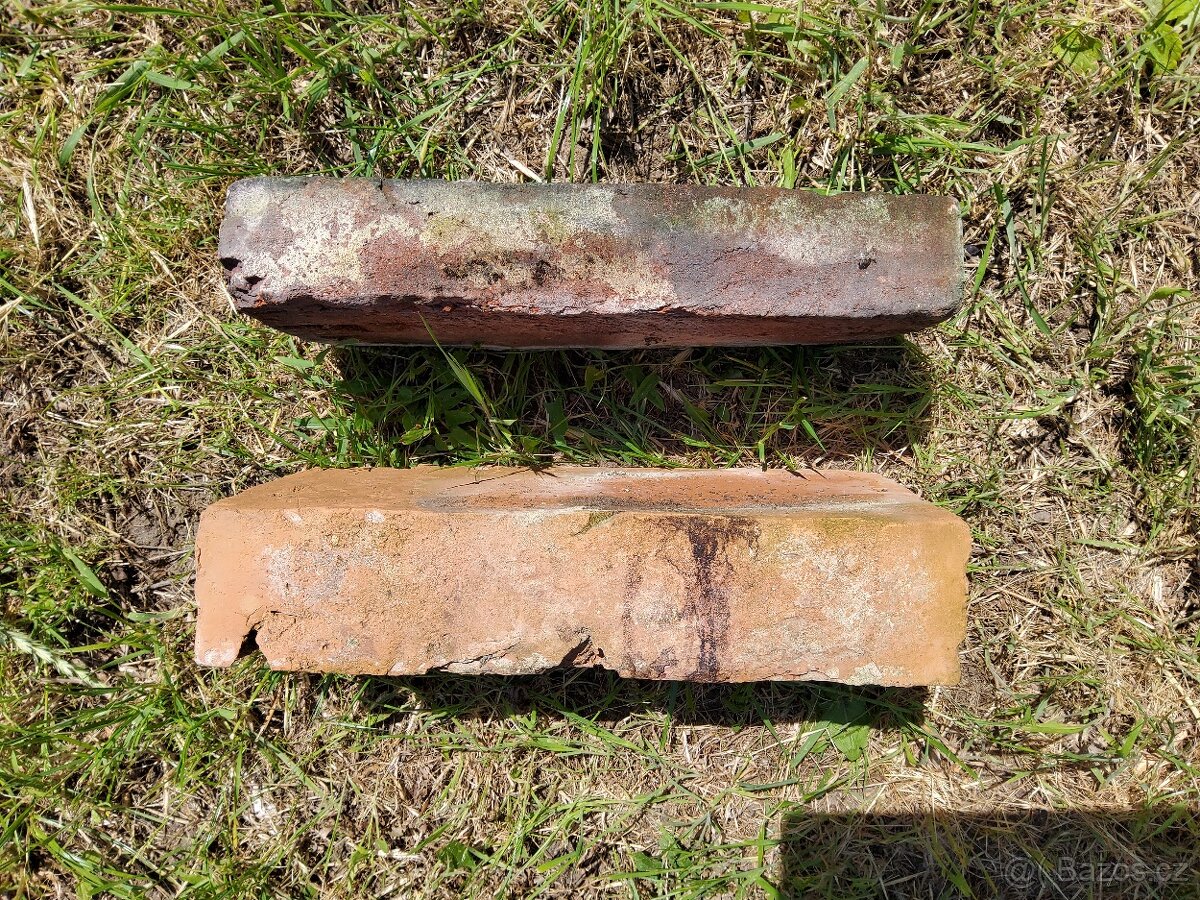 Cihly různých druhů a střešní tašky - 2