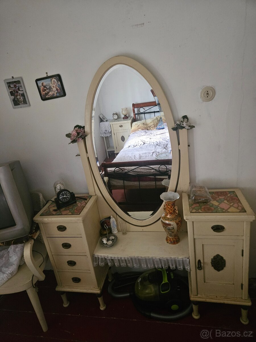 Starožitné skříně, toaletní stolek, 2× noční stolek - 2