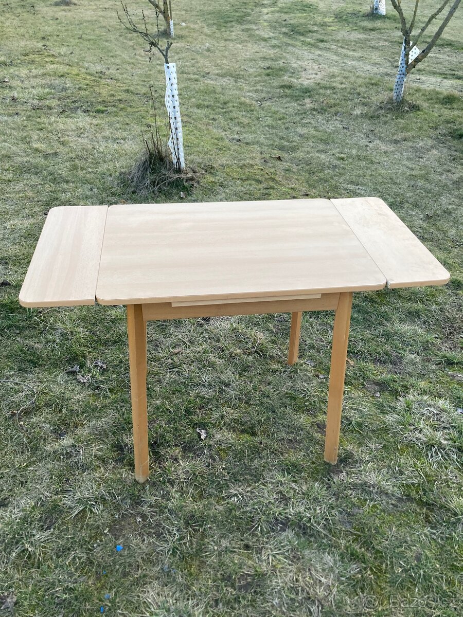 ROZKLÁDACÍ MENŠÍ STOLEK. - 2