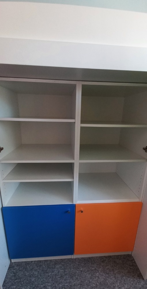 Vyšší dětská postel na skříňkách - 2