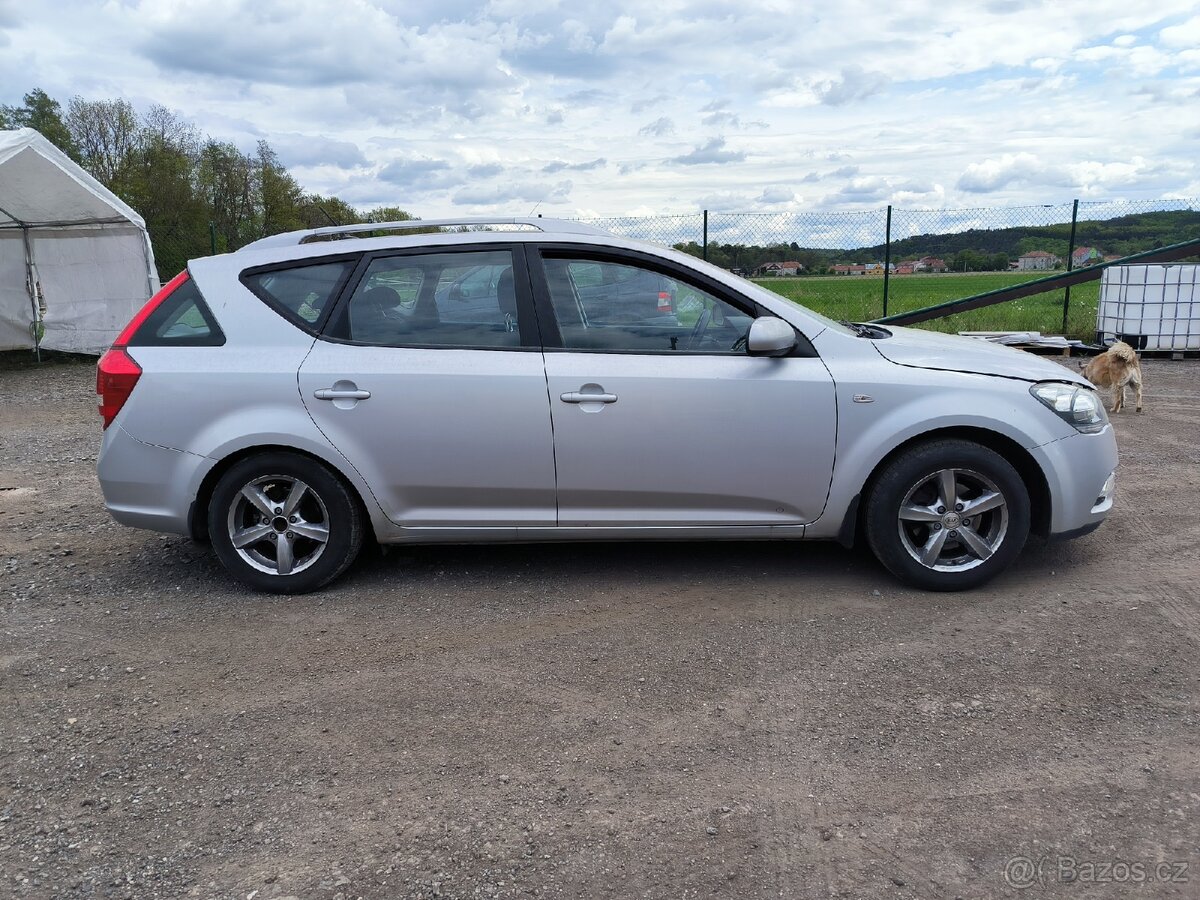 Kia Ceed Combi 1,6i benzín, klimatizace - 2