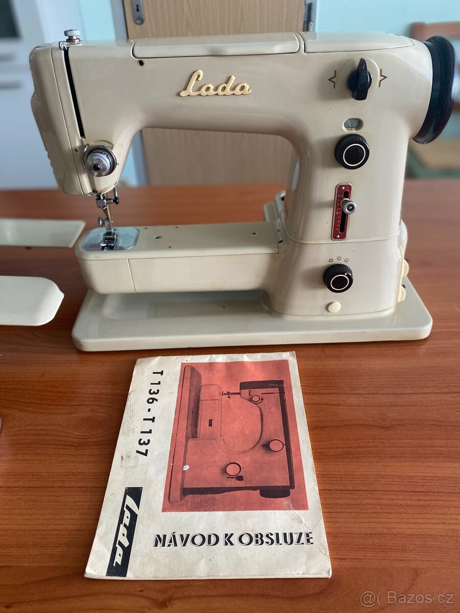 KUFŘÍKOVÝ ŠICÍ STROJ LADA - 2