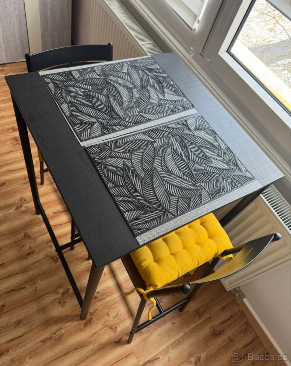 Barový stůl se židlemi - 2