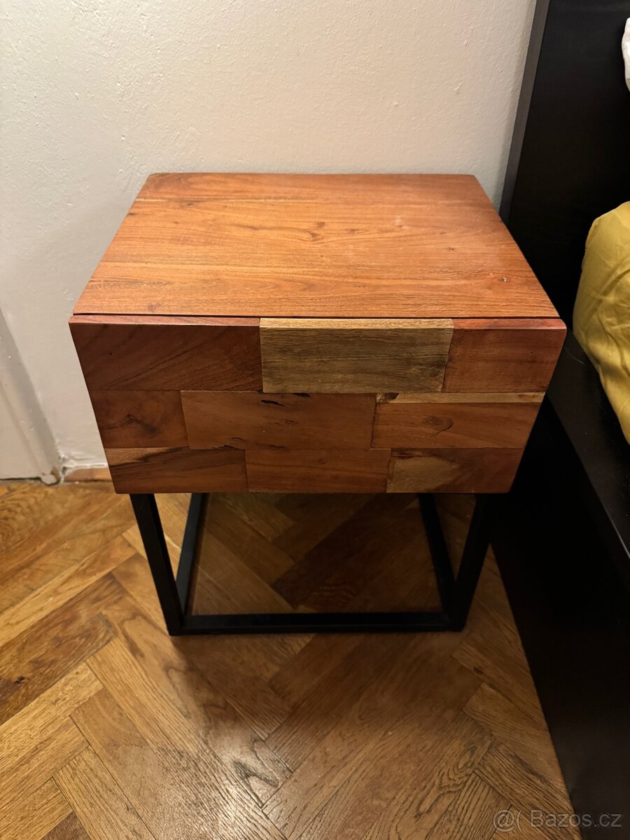 2 noční stolky z masivního dřeva / wood night stands - 2