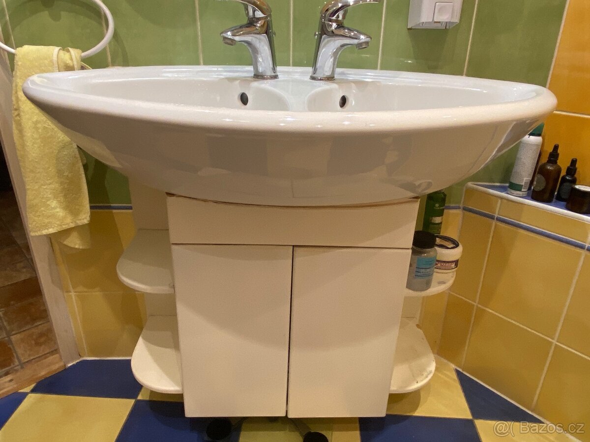 Dvojumyvadlo s bateriemi a skříňka - 2